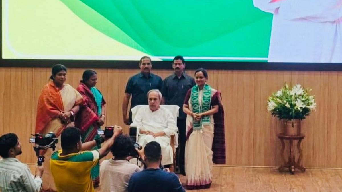 বিজেডিতে যোগ দিলেন ওড়িশার প্রাক্তন আইএএস সুজাতা রাউত কার্তিকেয়ন