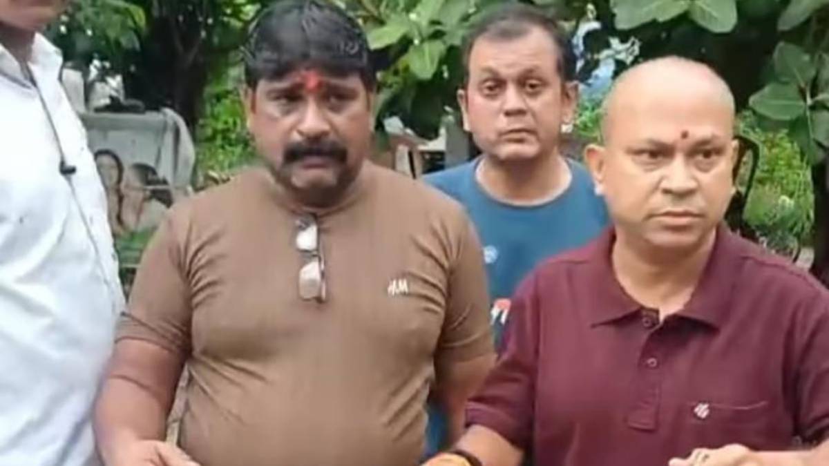 জুতোর মালা নিয়ে অরূপ বিশ্বাসের অপেক্ষায় বিজেপি কর্মীরা