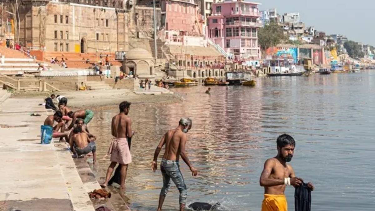 গঙ্গার বুকে নৌকায় মদ ও মাংসের আসর, বারাণসীতে ৫ জন গ্রেপ্তার