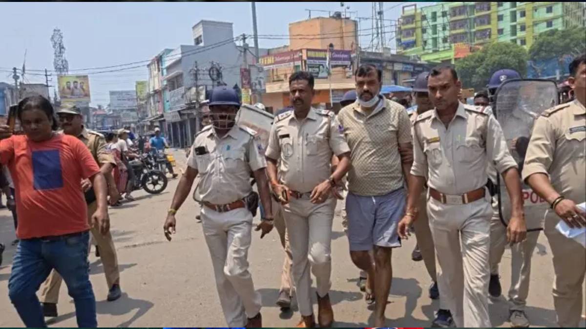 হেফাজতে থাকা তৃণমূল নেতাকে ‘হাফপ্যান্ট’ পরিয়ে ঘোরালো পুলিশ