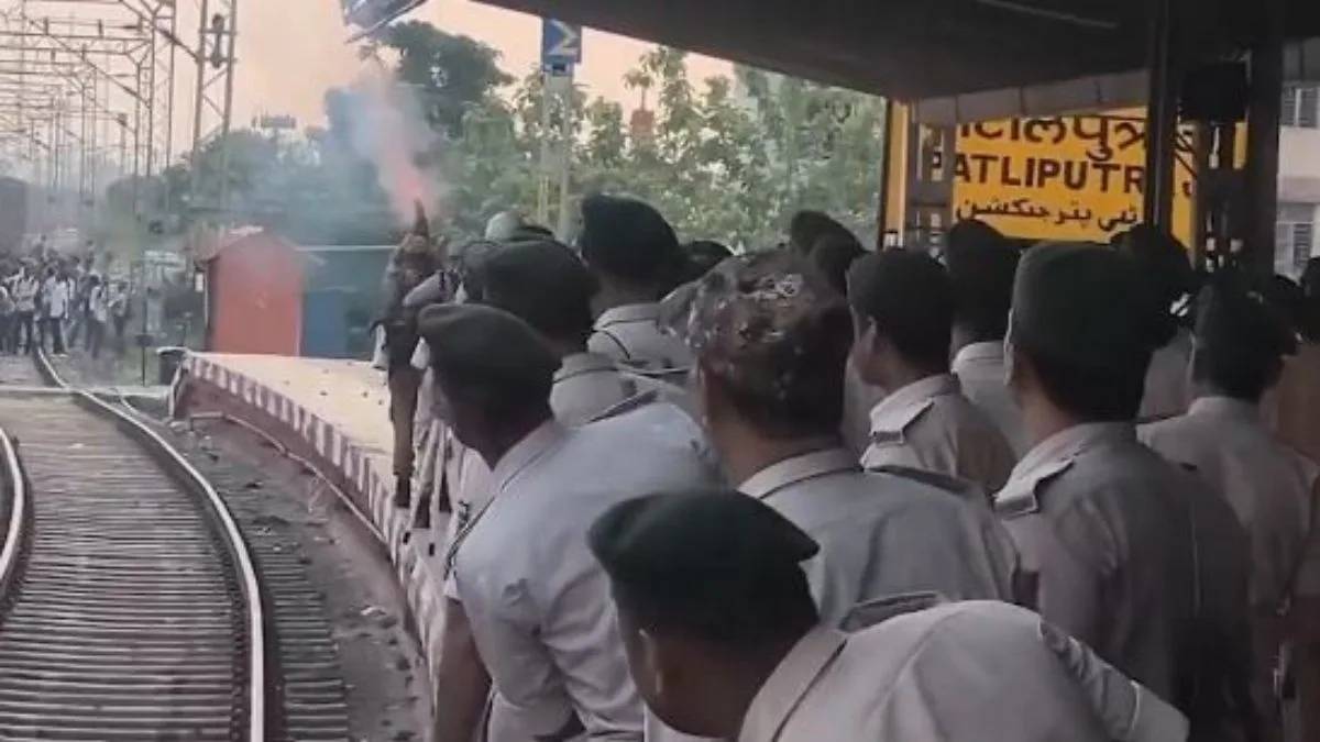 পর্যাপ্ত ট্রেন নেই, পাটলিপুত্র স্টেশনে ভাঙচুর, লাঠিচার্জ পুলিশের