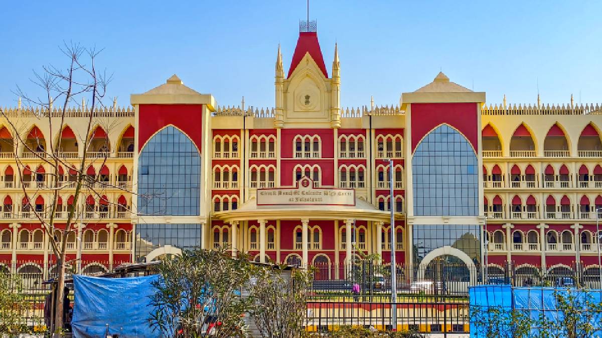 কোমরে দড়ি বেঁধে কেন ঘোরানো হচ্ছে, রাজ্যের জবাব তলব হাইকোর্টের