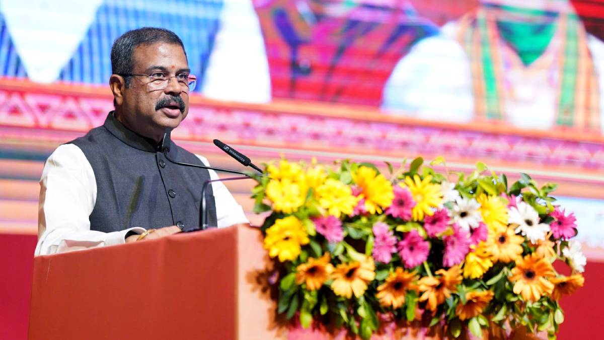 ভাঙা পাঁজর নিয়েই নিট দিলেন কলকাতার সৃষ্টি, পাশে কেন্দ্রীয় শিক্ষামন্ত্রী