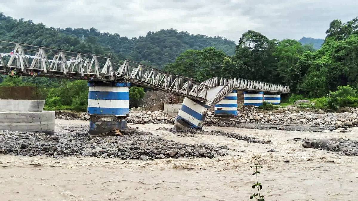 প্রাকৃতিক দুর্যোগে ভাঙল দুধিয়া সেতু, বিপর্যস্ত উত্তরবঙ্গ