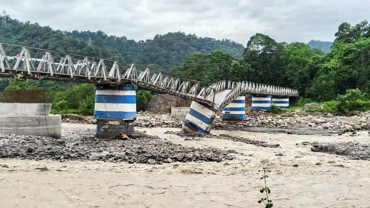 প্রাকৃতিক দুর্যোগে ভাঙল দুধিয়ার সেতু, বিপর্যস্ত উত্তরবঙ্গ