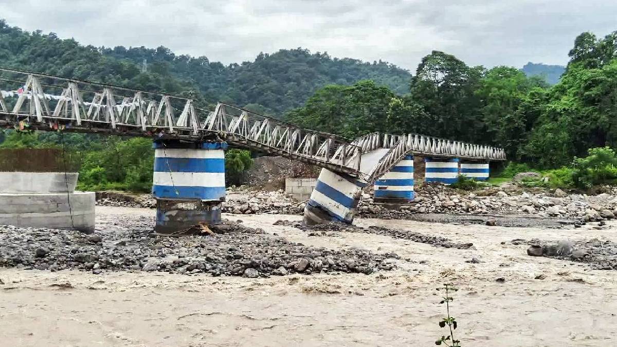 প্রাকৃতিক দুর্যোগে ভাঙল দুধিয়া সেতু, বিপর্যস্ত উত্তরবঙ্গ