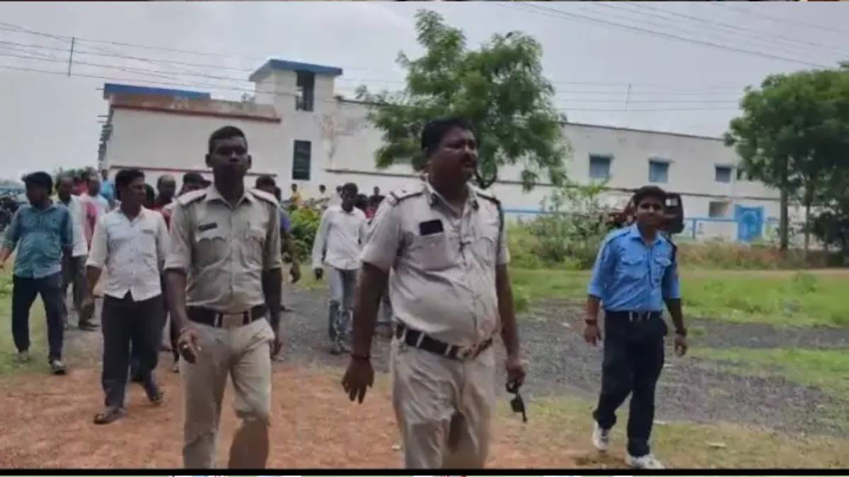 মেয়াদ উত্তীর্ণ ওষুধ দেওয়ার অভিযোগ দুর্গাপুরের উপ-স্বাস্থ্য কেন্দ্রে বিক্ষোভ,  ঘটনাস্থলে পুলিশ