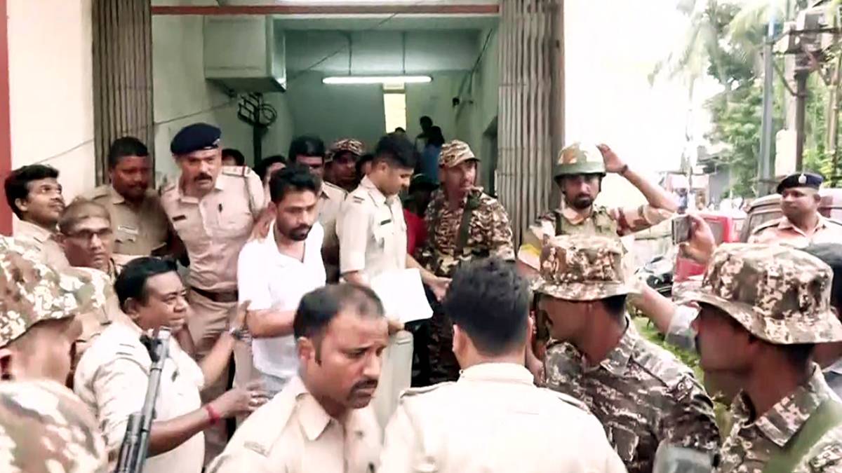 পুলিশের হাতে গ্রেপ্তার জাহাঙ্গির ওরফে ‘পুষ্পা’র স্ত্রী
