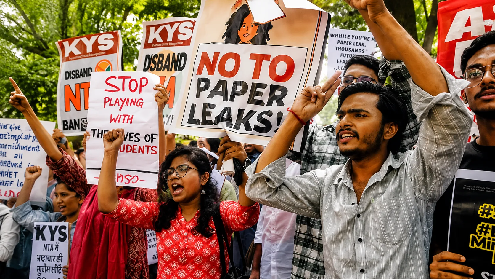 পরীক্ষার আগের রাতেই প্রশ্ন ফাঁস, NEET কাণ্ডের রেশ না কাটতেই এবার TET ঘিরে তুলকালাম