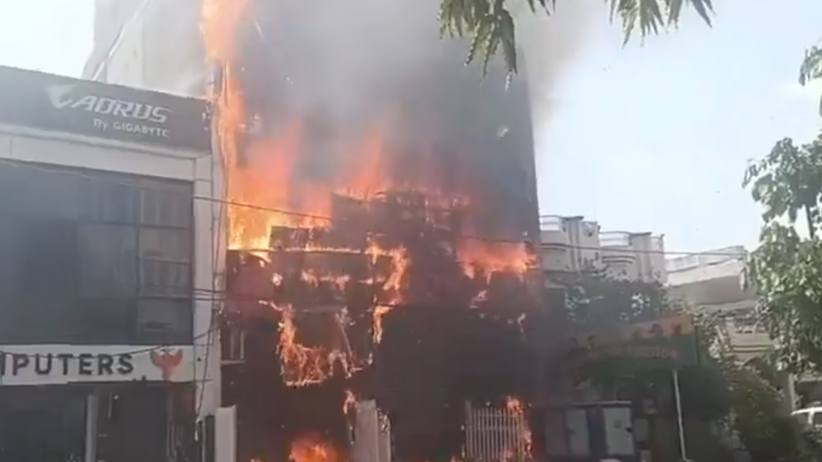 কোচিং সেন্টারে দাউদাউ করে জ্বলছে আগুন, বারান্দা থেকে মরণঝাঁপ পড়ুয়াদের