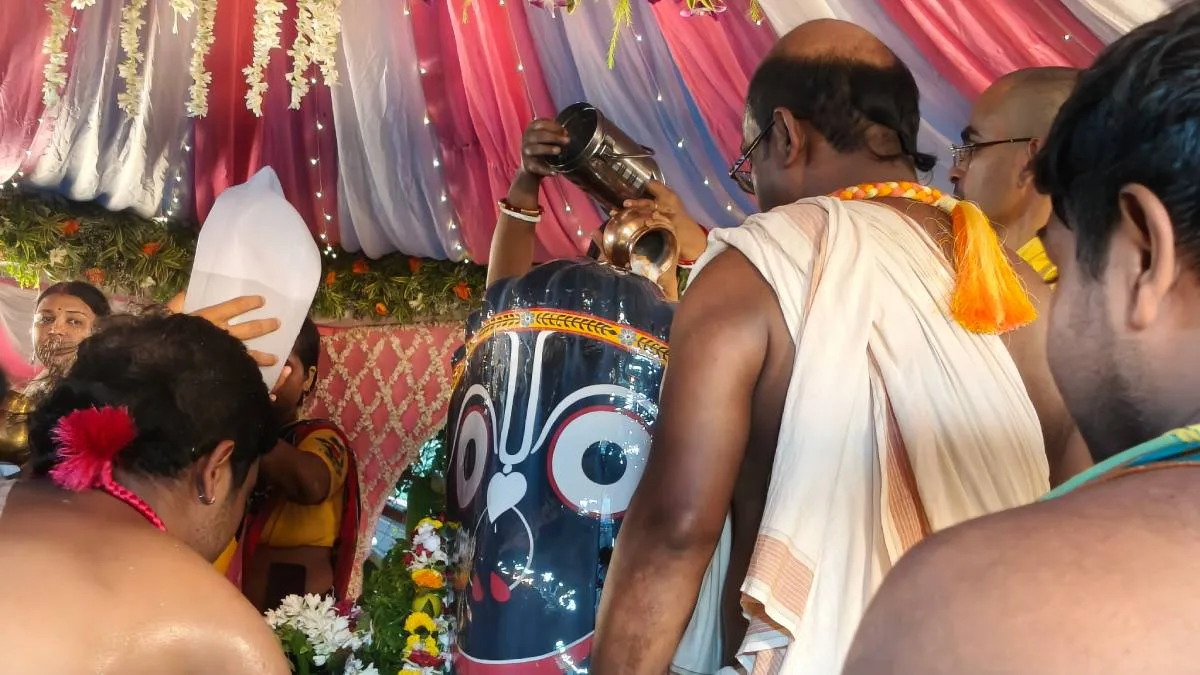 স্নানযাত্রার দিনে ভক্তদের ভিড়ে জমজমাট মায়াপুরের রাজাপুর জগন্নাথ মন্দির