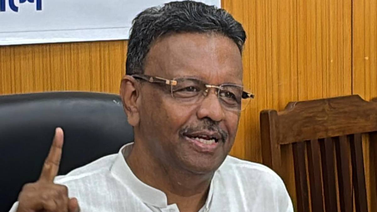 ‘চেয়ার আঁকড়ে বসে থাকতে পারব না’, মেয়র পদে ইস্তফা দিলেন ফিরহাদ