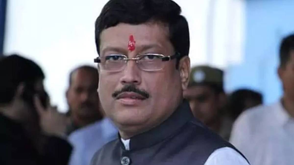 সব্যসাচী দত্তকে লক্ষ্য করে ডিম-গোবর, আদালতে নিয়ে যাওয়ার পথে ধুন্ধুমার