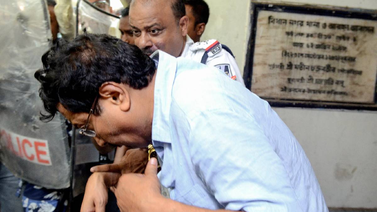 আবার সব্যসাচীকে ডিম থেরাপি, ক্ষোভ উগরে চোর স্লোগান দিলেন বিক্ষোভকারীরা