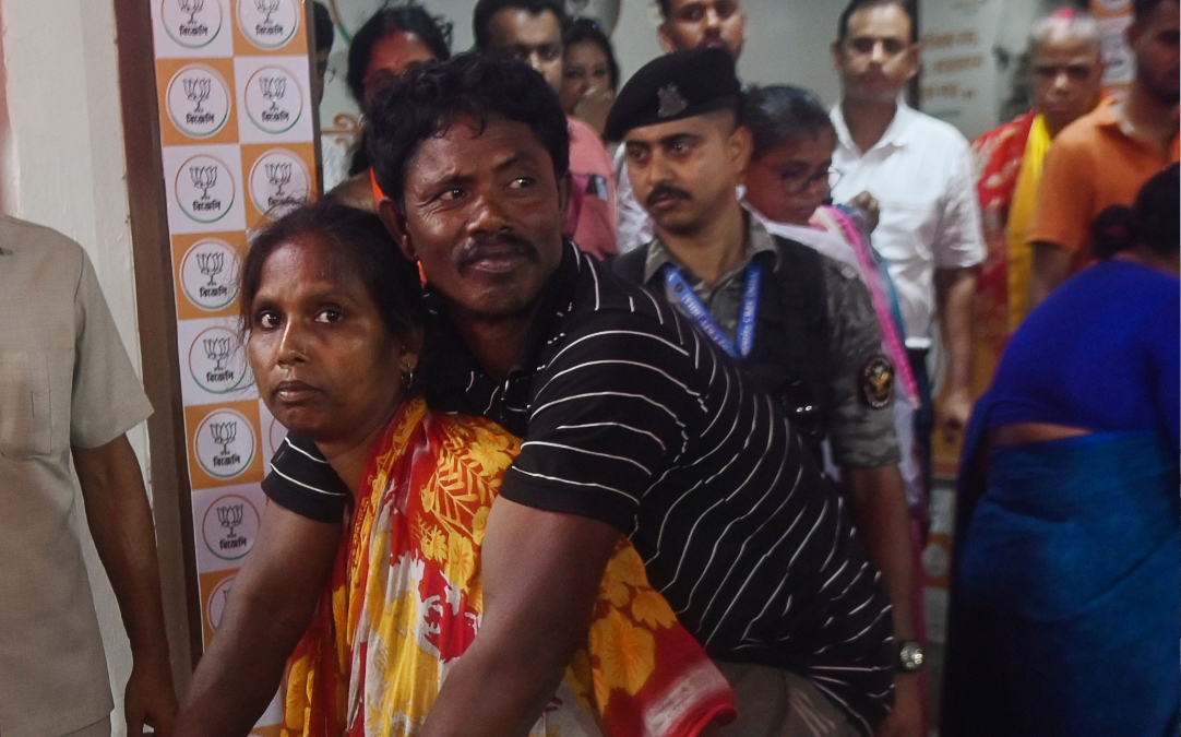 স্বামীকে পিঠে চাপিয়ে মুখ্যমন্ত্রীর দরবারে সুন্দরবনের বধূ