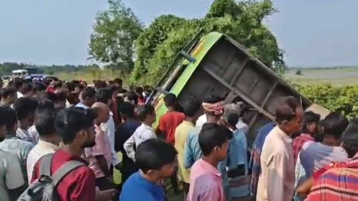 যাত্রীবোঝাই বাস উলটে গেল আরামবাগে, দুজন মহিলা পুণ্যার্থীর মৃত্যু