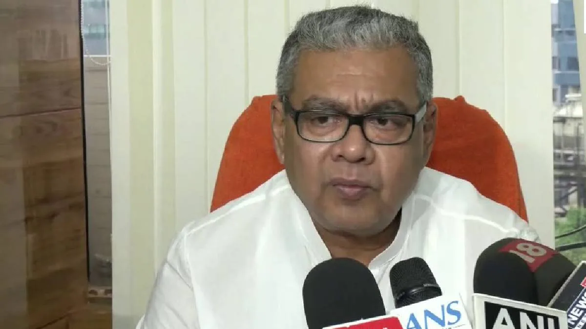 ‘দেখাও পাপ’, বিধাননগরে তৃণমূলের ওয়ার্ড অফিসে খাট-বালিশ-কন্ডোম দেখে তোপ স্বাস্থ্যমন্ত্রীর