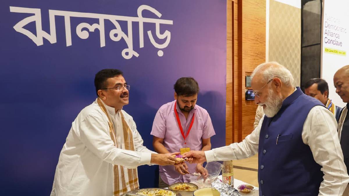 প্রধানমন্ত্রীকে ঝালমুড়ি বানিয়ে খাওয়ালেন মুখ্যমন্ত্রী, বাঙালি মেজাজে তুঙ্গে আনন্দ