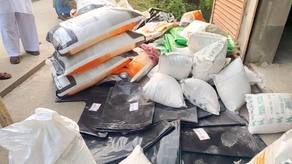 তৃণমূলের মহিলা বিধায়কের গোডাউন থেকে বিপুল ত্রানসামগ্রী উদ্ধার, সাঁকরাইলে পুলিশ