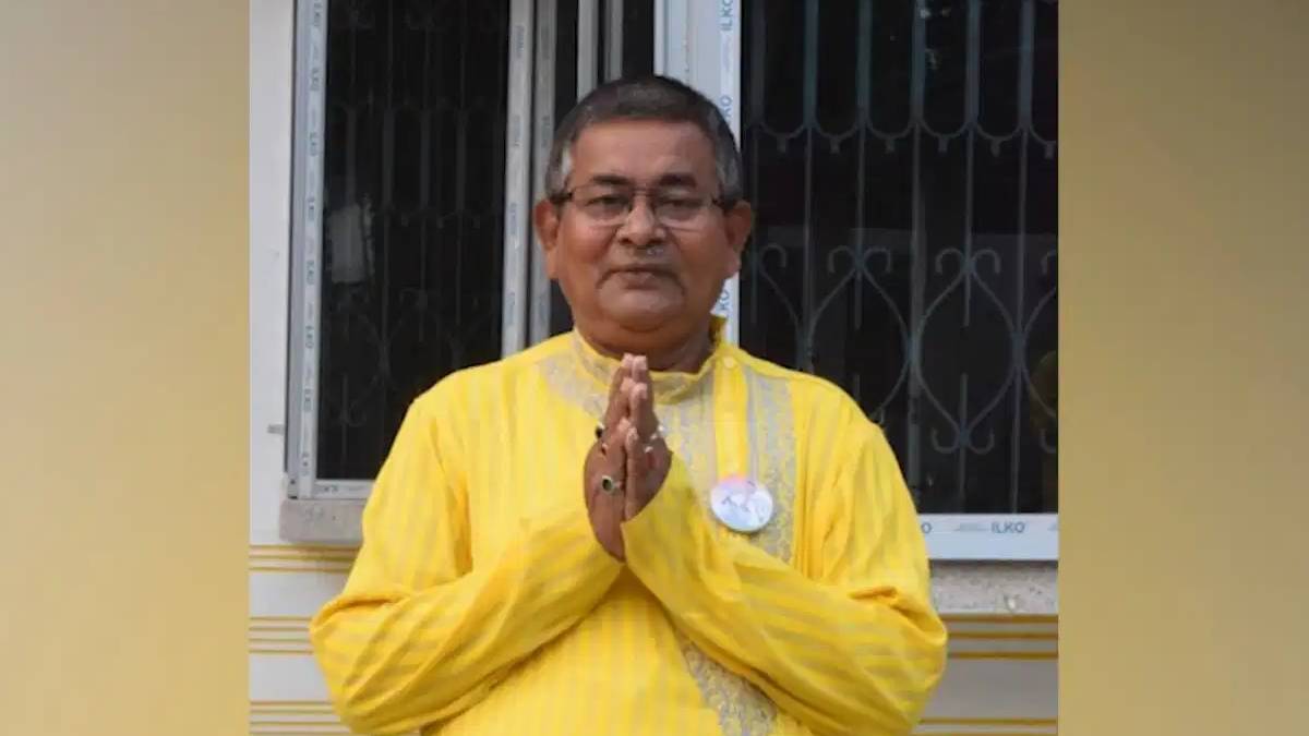 গ্রেপ্তার অশোকনগর পুরসভার চেয়ারম্যান, উৎসবে মাতলেন স্থানীয় বাসিন্দারা