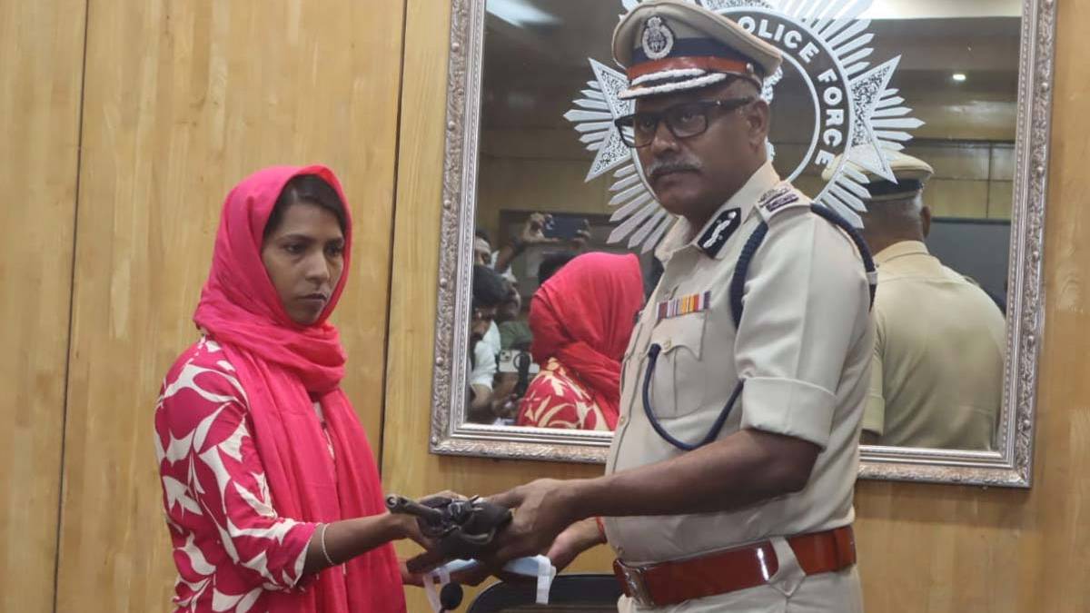 পুষ্পা লেডি মাওবাদীর আত্মসমর্পণ লালবাজারে, মাথার দাম ছিল ১০ লাখ