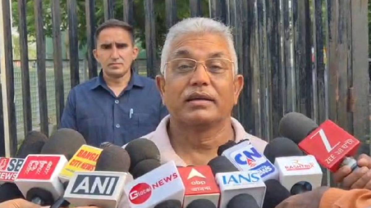 ‘এখনও ভাবের ঘোরে রয়েছেন’, মমতাকে কড়া ভাষায় খোঁচা দিলীপের
