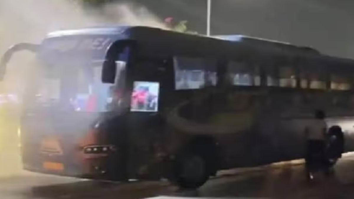 গুজরাট টাইটান্সের টিম বাসে আগুন