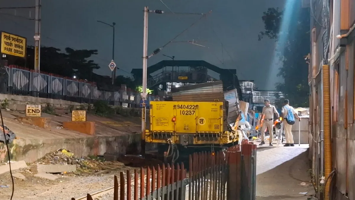 পার্ক সার্কাস স্টেশনে রাতভর চলল উচ্ছেদ অভিযান, ভাঙা হল অবৈধ স্টল ও দোকান
