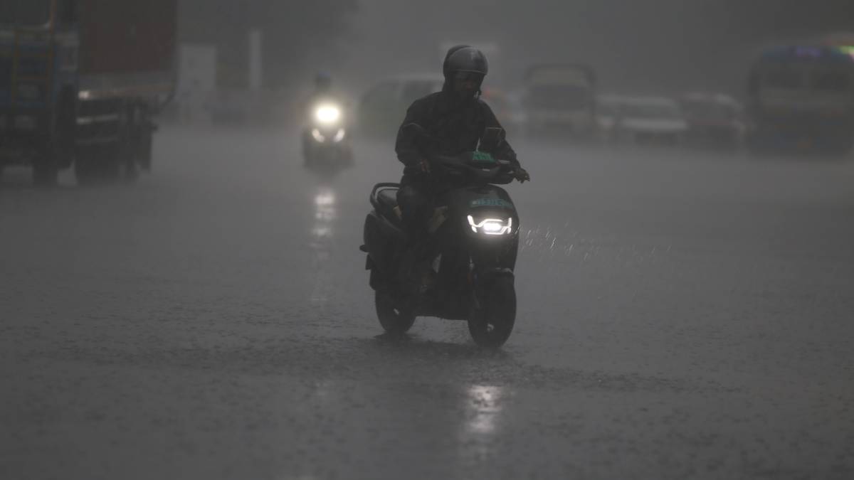 রবিবার বৃষ্টিতে ভাসল কলকাতা