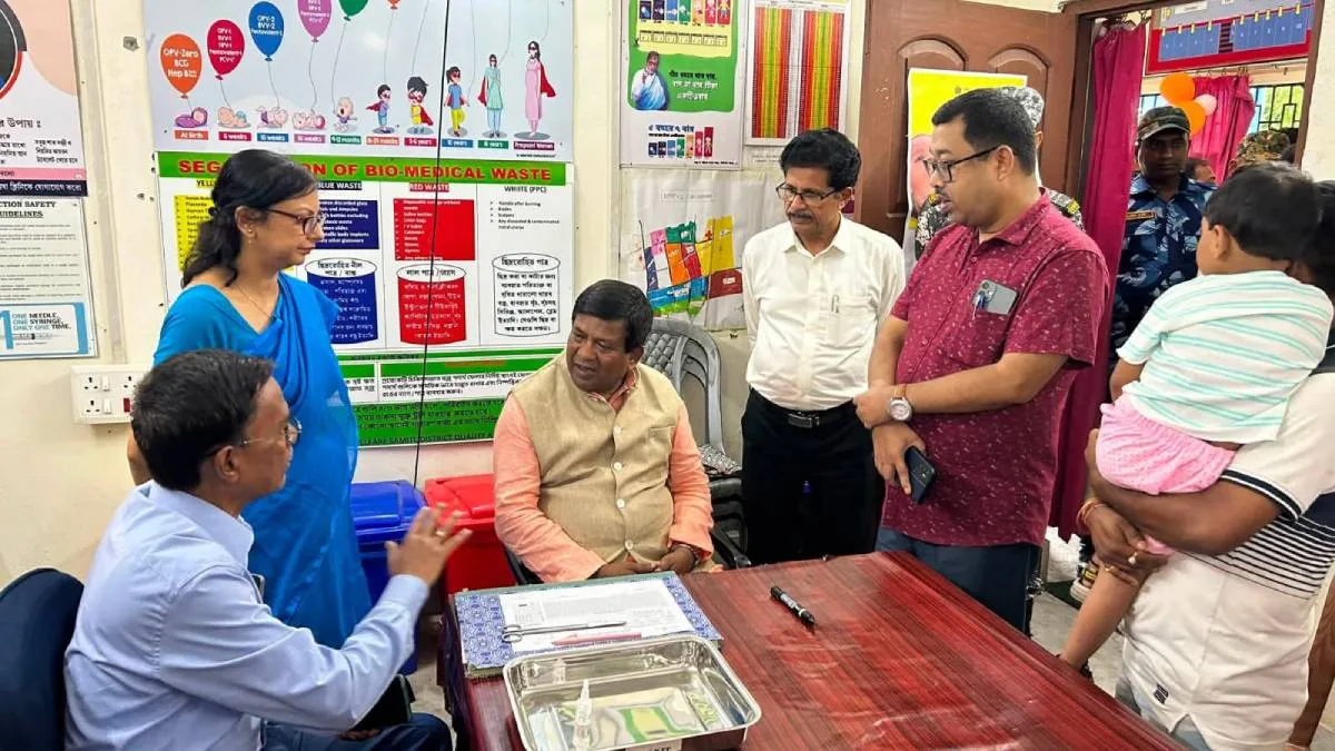 কোচবিহারে পোলিও টিকাকরণ কেন্দ্র পরিদর্শনে স্পিকার রথীন্দ্রনাথ বসু