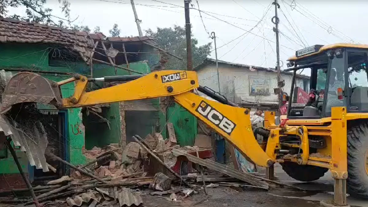শালিমার স্টেশন সংলগ্ন নেপালি পাড়ায় রেলের উচ্ছেদ অভিযান, চলল বুলডোজার