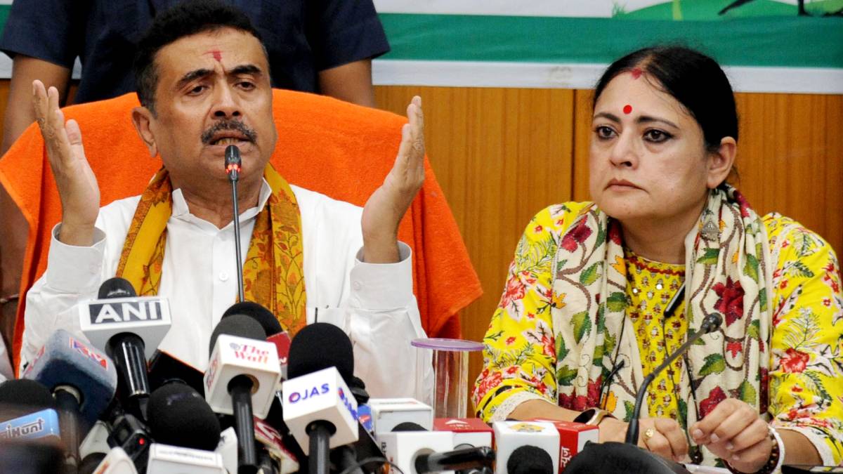 ঝাঁটা হাতে বাগবাজার গঙ্গার ঘাট পরিষ্কার করলেন মুখ্যমন্ত্রী শুভেন্দু