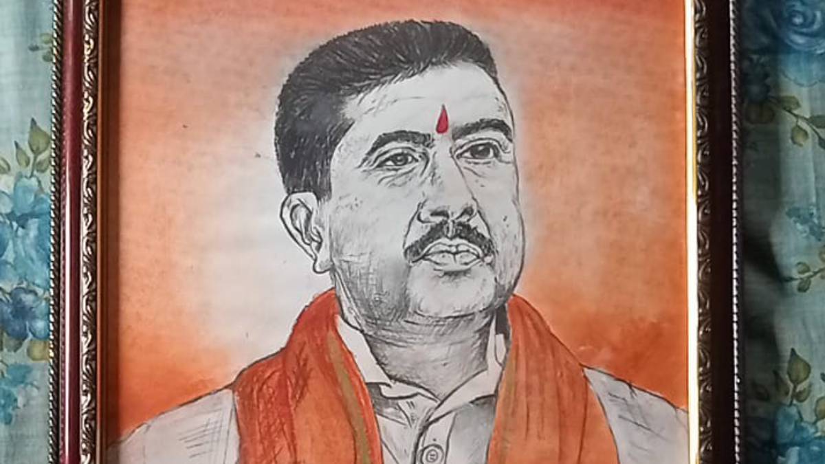 ‘জনতার দরবার’-এ নিজের হাতে আঁকা ছবি মুখ্যমন্ত্রীর হাতে তুলে দিলেন দশম শ্রেণির এক ছাত্রী