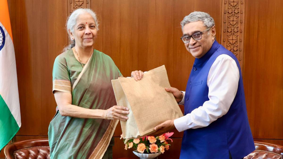 বাজেটের আগে কেন্দ্রীয় অর্থমন্ত্রী সঙ্গে সাক্ষাৎ স্বপন দাশগুপ্তর