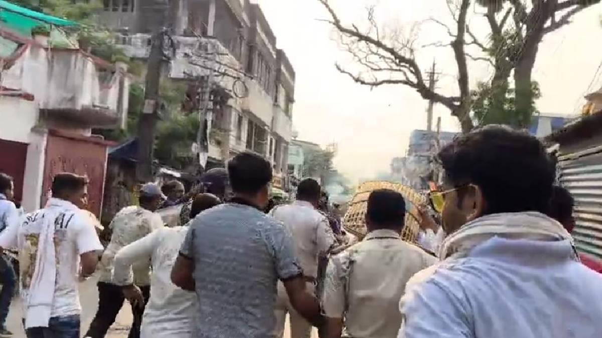 তৃণমূল নেতা স্বপন নন্দীকে দেখে ছোঁড়া হল ডিম ও কালি