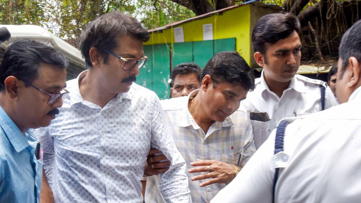 স্ট্রিট ফুড কার্টের অনুমতি পাইয়ে দেওয়ার নামে ৮০ লক্ষ টাকা দাবির অভিযোগ, মামলা দায়ের স্বরূপ বিশ্বাসের বিরুদ্ধে