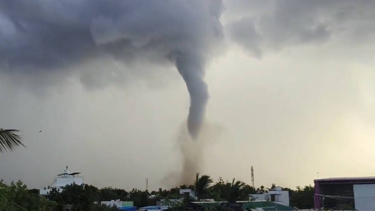তামিলনাড়ুতে টর্নেডো! ভাইরাল ভিডিয়োতে প্রকাশ্যে ঝড়ের তাণ্ডব