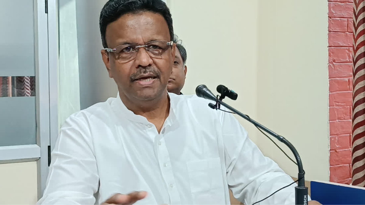 পিএসি-র চেয়ারম্যান পদে ফিরহাদের নাম নিয়ে জল্পনা বিধানসভার অন্দরে