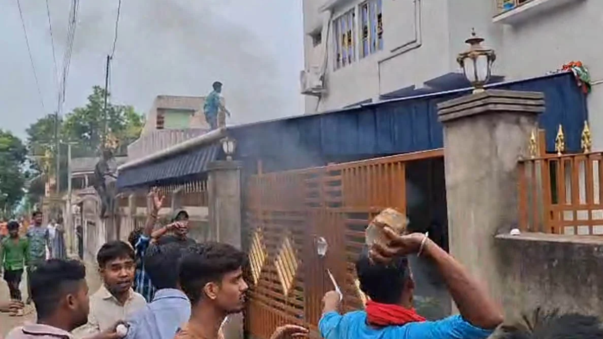 তৃণমূল পঞ্চায়েত প্রধানের উঠোনে আগুন