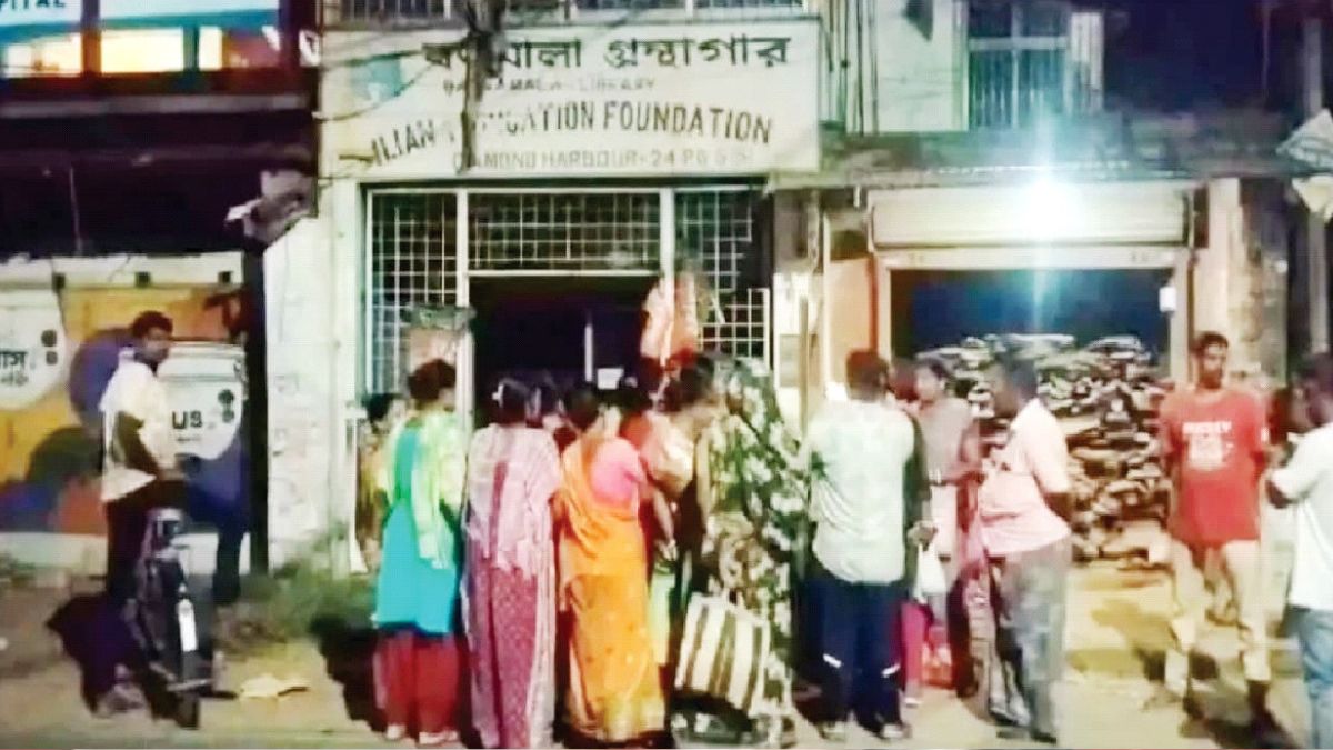 গ্রন্থাগারে বইয়ের তাকে মদের বোতল ও বিপন্ন সংস্কৃতির ভবিষ্যৎ