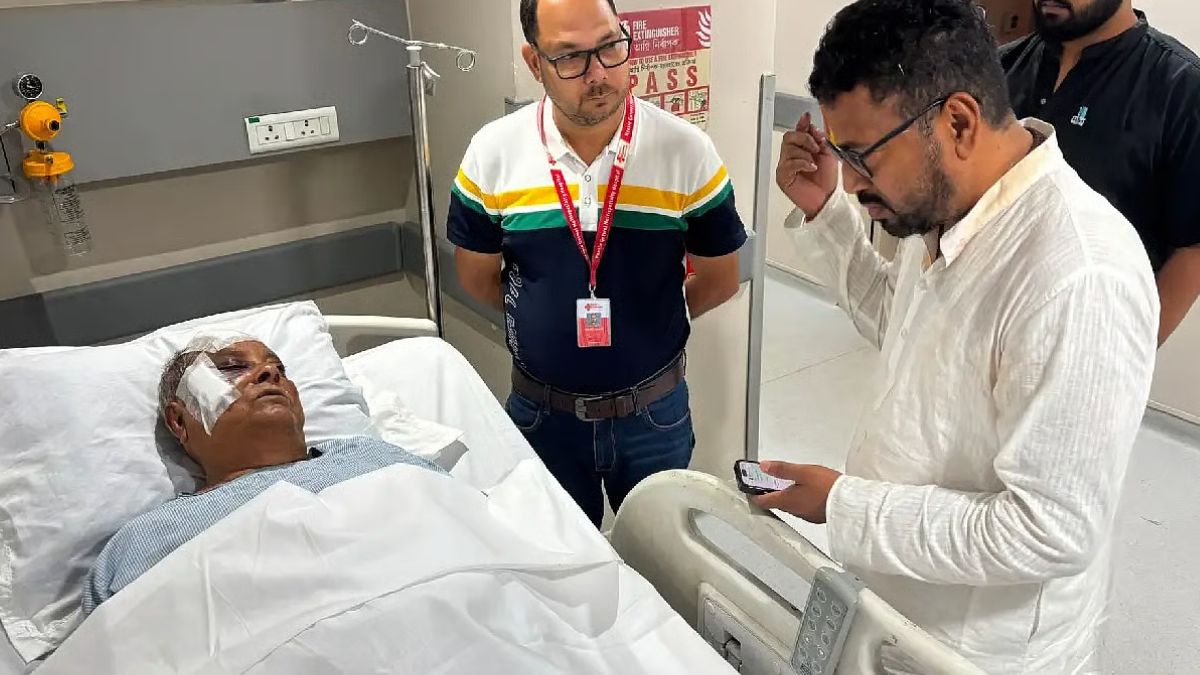 অশোক ভট্টাচার্যের বুকে বসল পেসমেকার