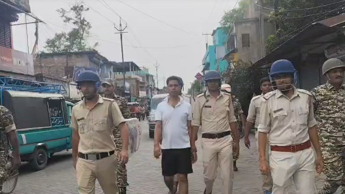 রাস্তায় হাফপ্যান্ট পরিয়ে ঘোরানো হল জাহাঙ্গিরকে