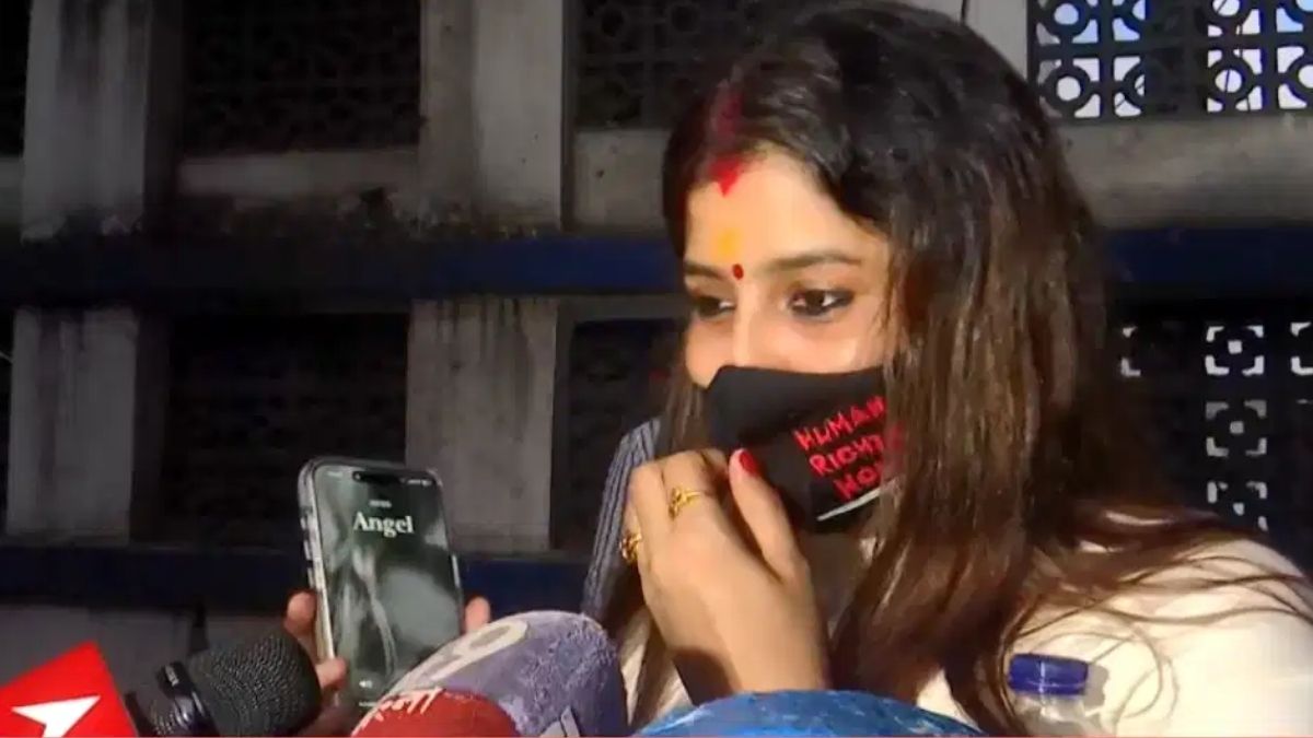 অভিষেককে ডিম  ছুঁড়ে মারতে দিল্লি থেকে কলকাতায় দম্পতি
