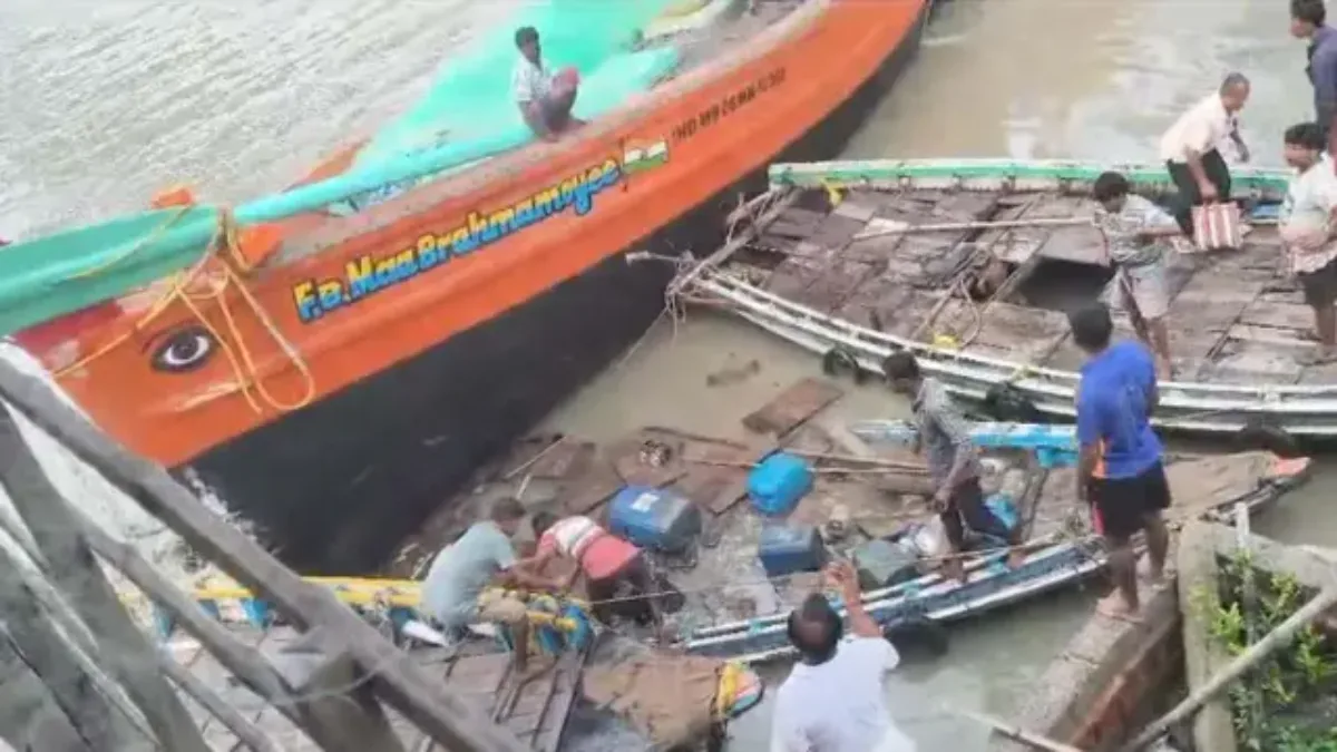 ফেরিঘাটে ট্রলারের ধাক্কায় ডুবে গেল নৌকা