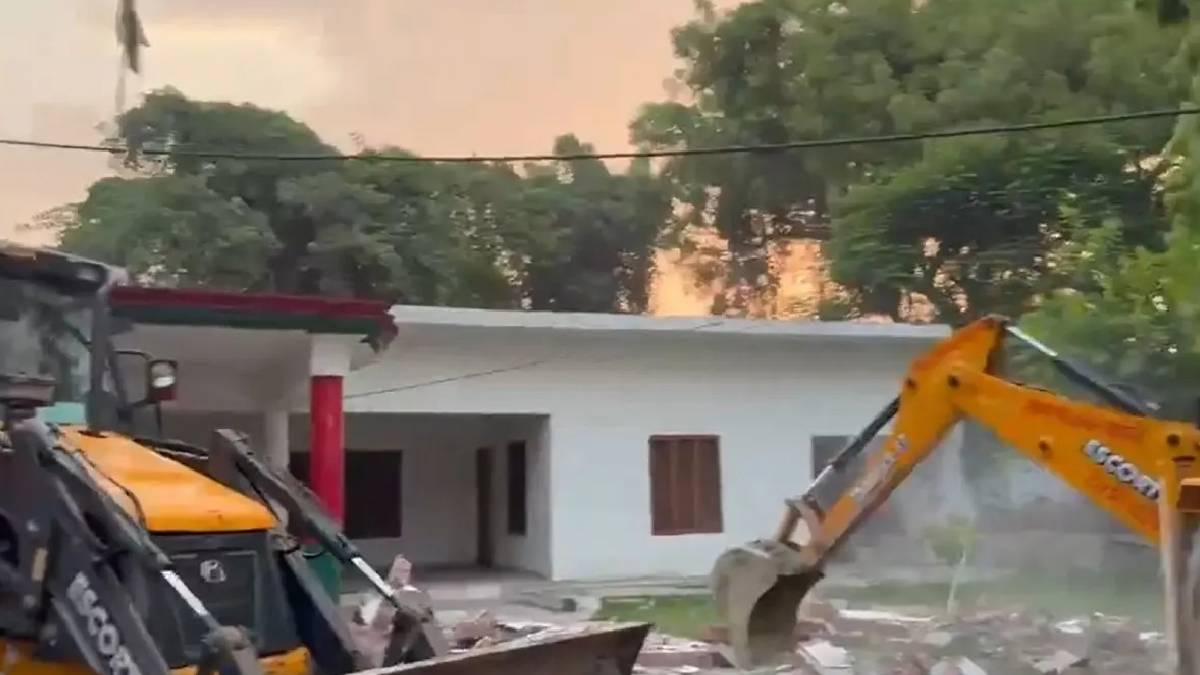 ২১ বছরের পুরনো সমাজবাদী পার্টির দপ্তরে বুলডোজার অভিযান যোগী সরকারের
