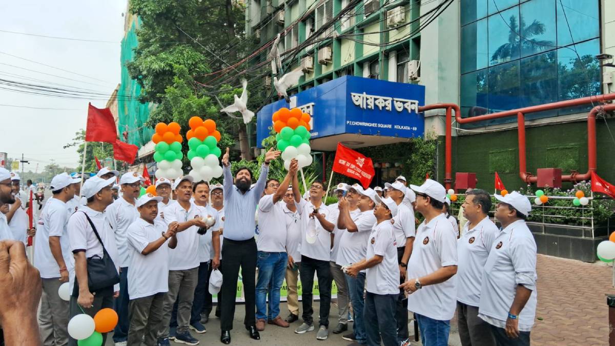 ৭৫ বছর পূর্তিতে পরিবেশ ও স্বাস্থ্য সচেতনতার বার্তা দিতে আয়কর কর্মচারী ফেডারেশনের ওয়াকাথন ও বৃক্ষরোপণ