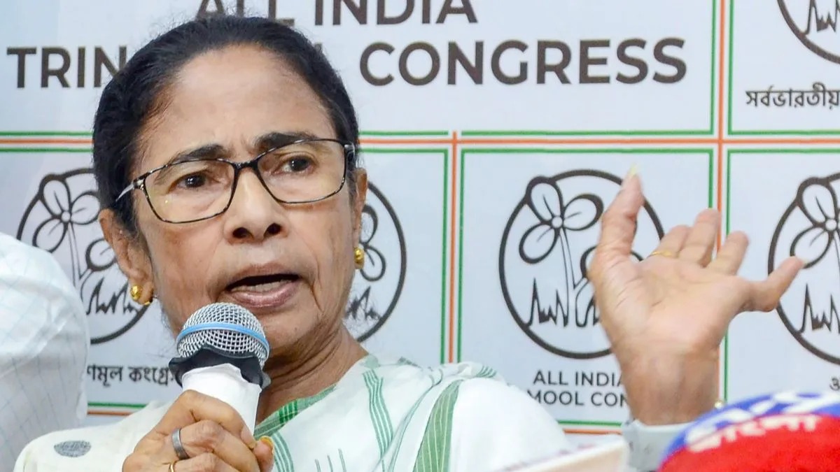 টাকা ঢেলে বিধায়ক ভাঙার অভিযোগ মমতার