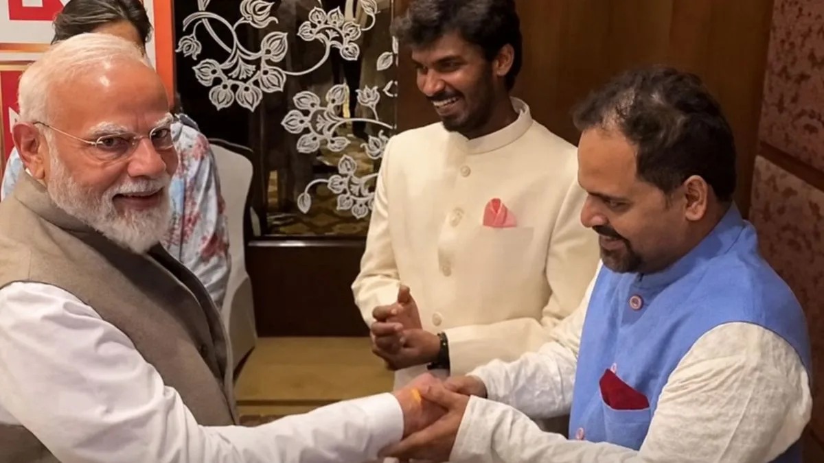 ‘পঞ্চায়েত’ সিরিজের দুই অভিনেতার সঙ্গে প্রধানমন্ত্রীর সাক্ষাৎ, রিল শেয়ার করে লিখলেন ‘বিনোদ সে কুছ বাঁতে’