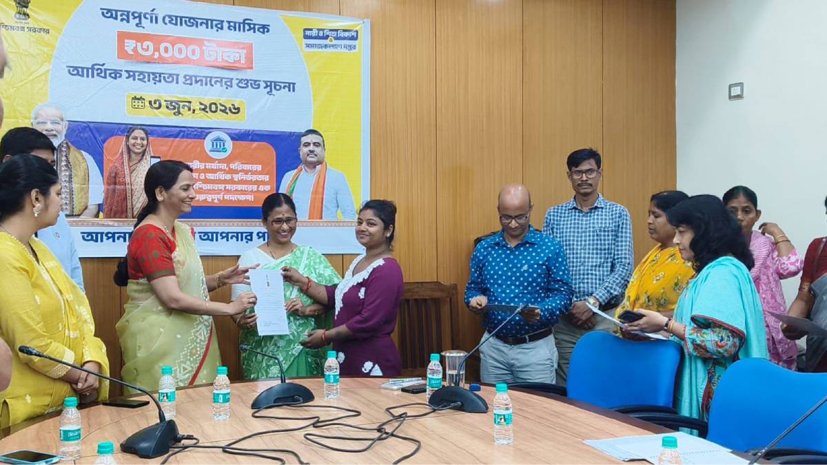 অন্নপূর্ণা যোজনার আর্থিক সহায়তা প্রদান শুরু, উপভোক্তাদের হাতে শংসাপত্র তুলে দিল পুর কমিশনার