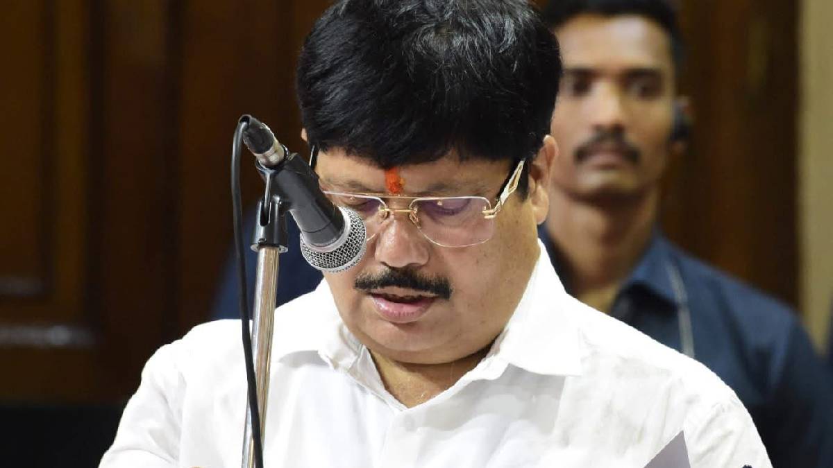 ‘২৫৬টি মামলা, বোমা হামলা, প্রাণনাশের হুমকি—সব পেরিয়ে আজ মন্ত্রী’, আক্ষেপ ঘুচল অর্জুন সিংয়ের